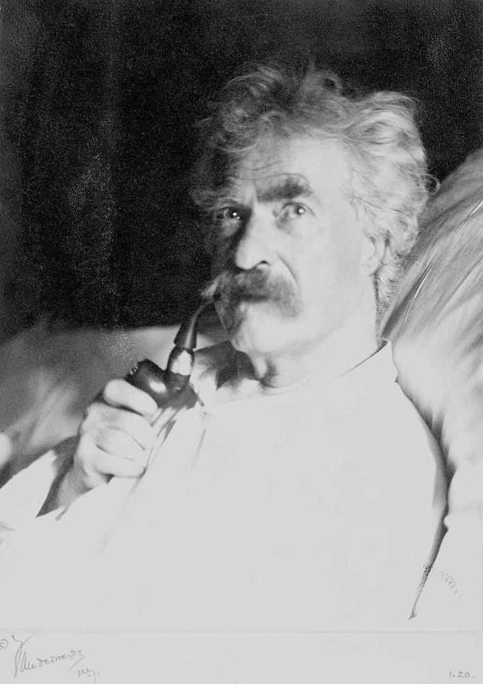 Mark Twain_with_pipe_1906