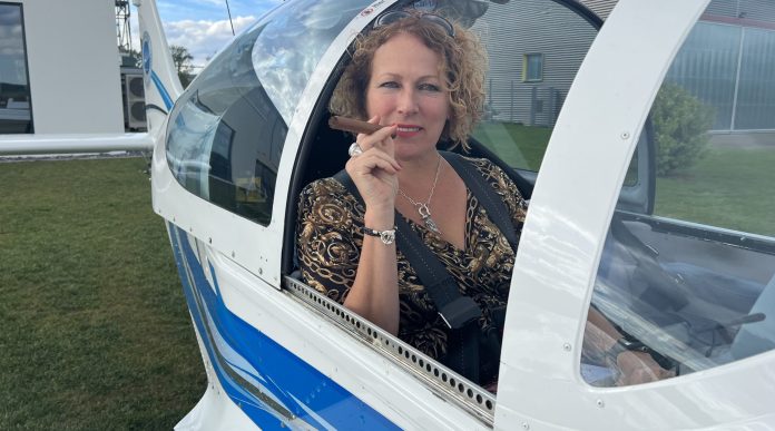 Annette im Flieger 2