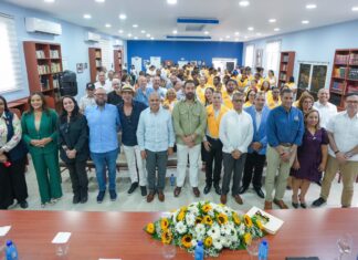 Egresan los primeros 127 graduados de la Escuela de Tabaqueros de Tamboril